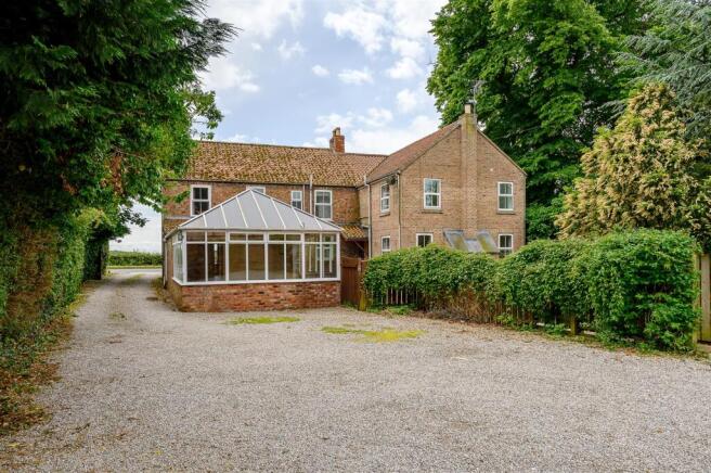 6 bed Detached for sale Image 2