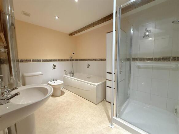 5 bed House for sale Image 12