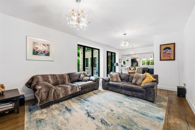 6 bed Detached for sale Image 10