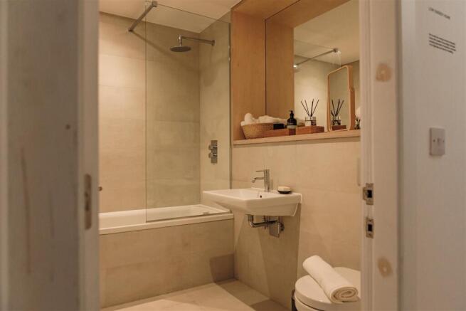 4 bed Town House to rent Image 12