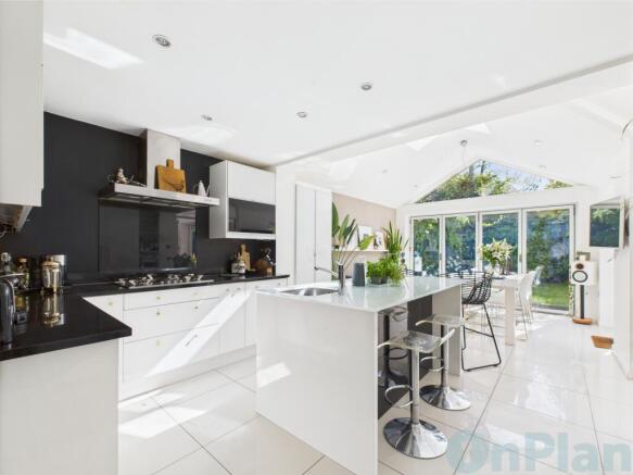 CAM04024G0-PR0026-STILL013