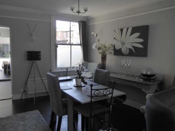LOUNGE/DINING ROOM