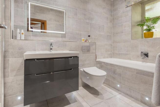 Main Bathroom 
