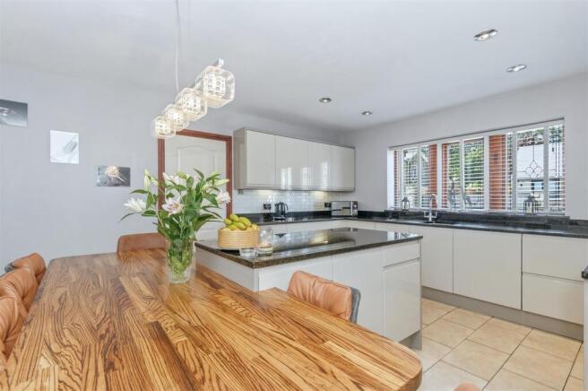 6 bed Detached for sale Image 8