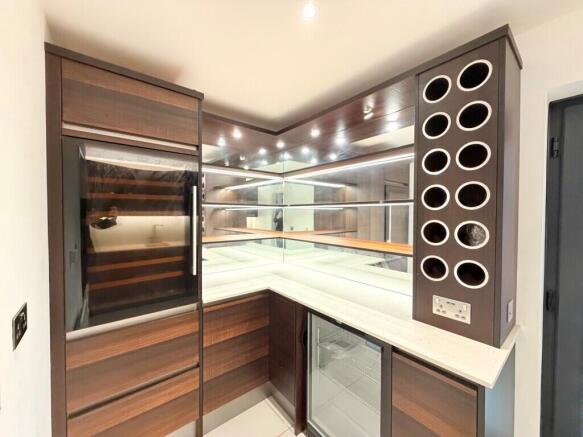 5 bed Detached to rent Image 7