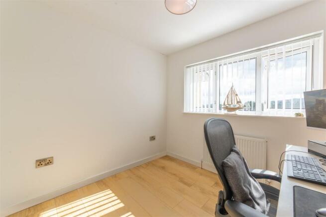 4 Tenby Close-22.jpg
