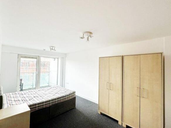 3 bed Apartment to rent Image 6