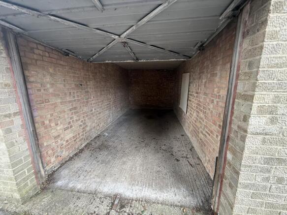 2 bed Apartment to rent Image 12