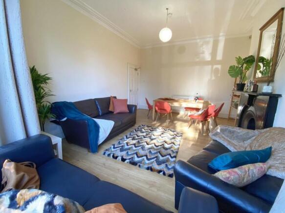 Bright, well-presented living room with comfort...