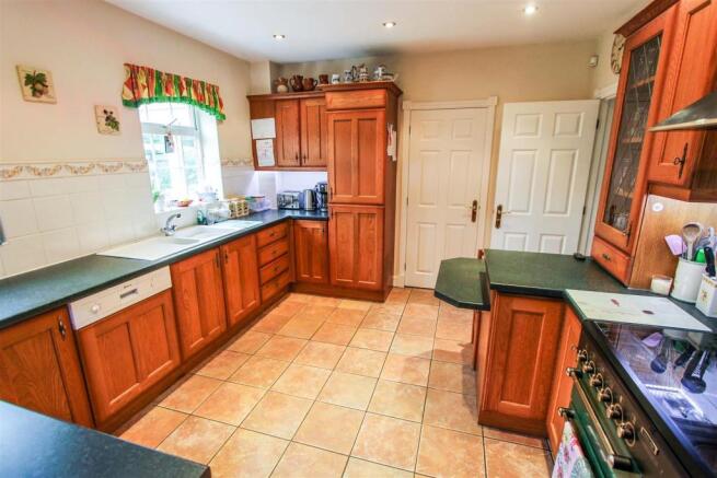 KITCHEN/BREAKFAST ROOM