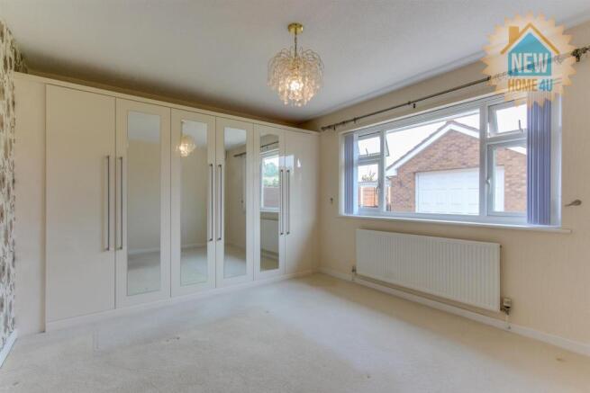 MAIN BEDROOM: