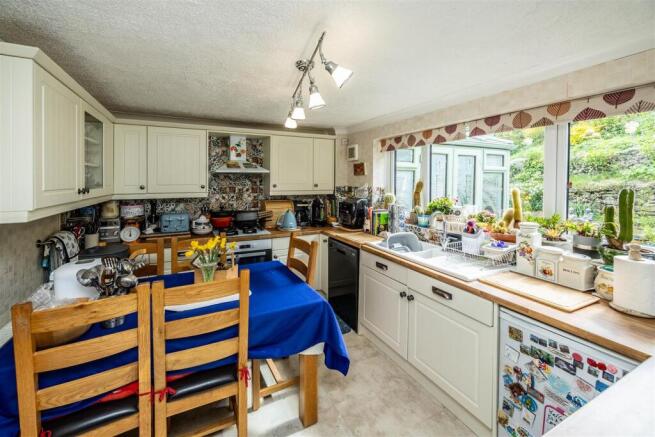 4 bed Detached for sale Image 7