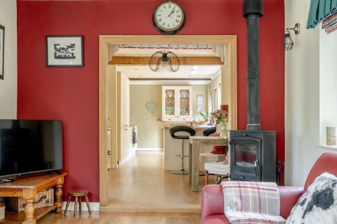 5 bed Detached for sale Image 8