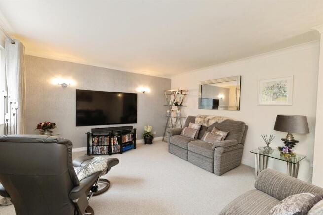 4 bed Detached for sale Image 9
