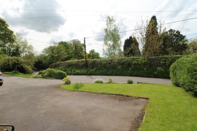 FRONT GARDEN & DRIVEWAY