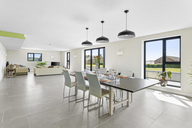 6 bed Detached for sale Image 4
