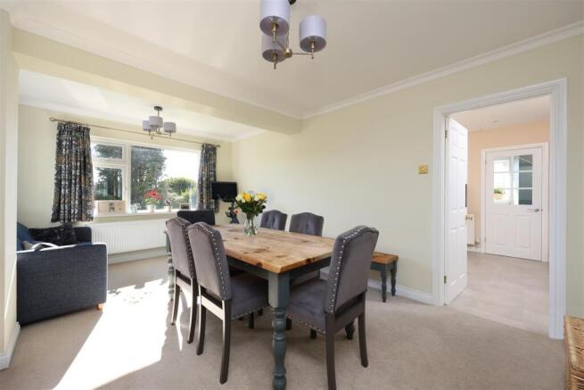 16 Silbury Rise 5.JPG