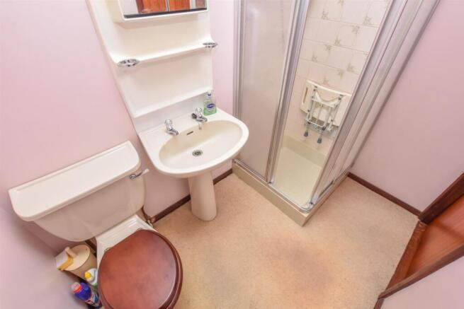 EN-SUITE SHOWER ROOM