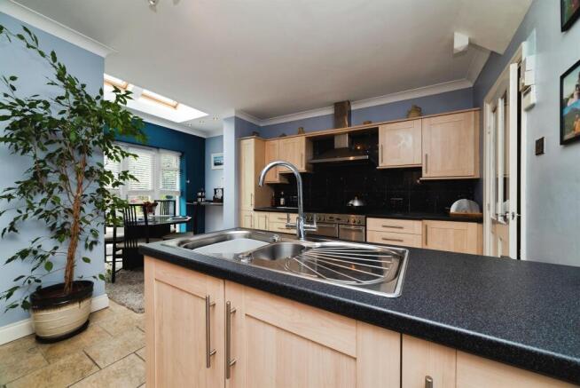 4 bed Detached for sale Image 5