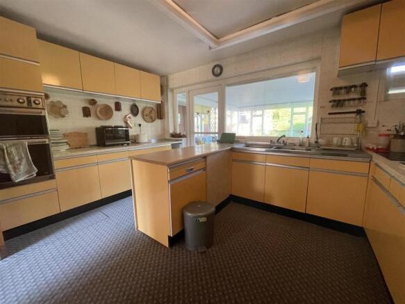 KITCHEN / BREAKFAST ROOM