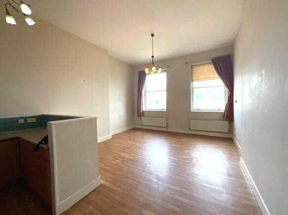 OPEN-PLAN LOUNGE/KITCHEN