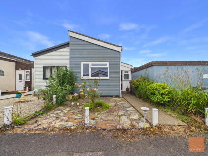 Mount Hawke, modernised bungalow with no onward chain