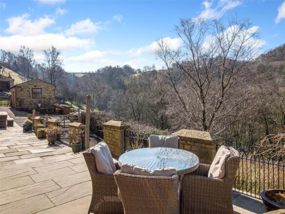 5 bed Detached for sale Image 8