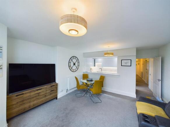 2 bed Flat for sale Image 7