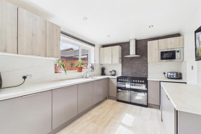4 bed Detached for sale Image 3