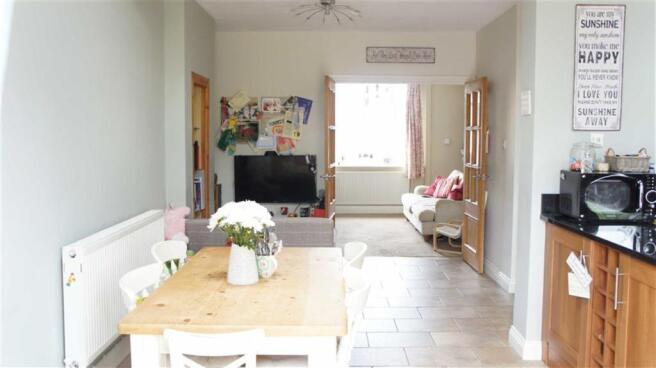 OPEN-PLAN LIVING/KITCHEN/DINER