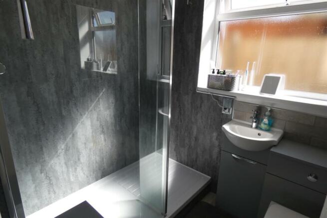 MODERN SHOWER ROOM