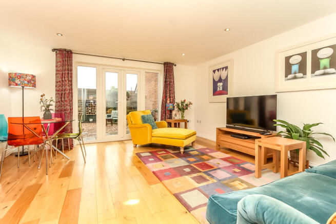 Lounge/dining roo...