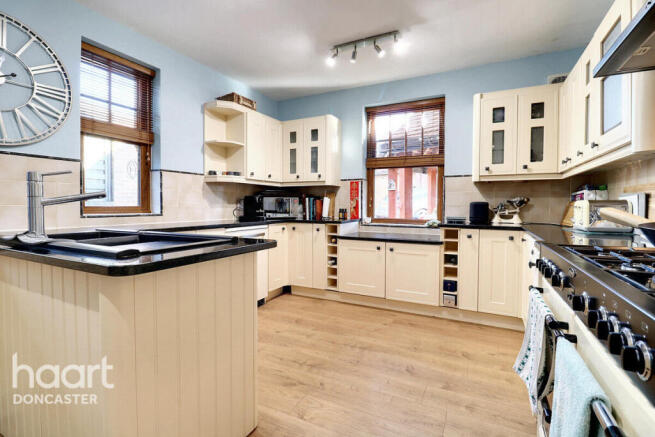 5 bed Detached for sale Image 8