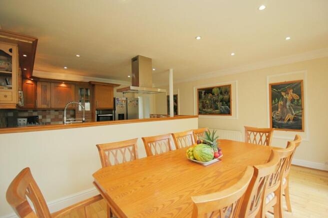 5 bed Detached for sale Image 10