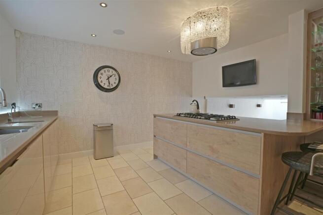 6 bed Detached for sale Image 8