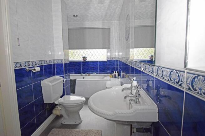 6 Lickey Grange, bathroom.jpg