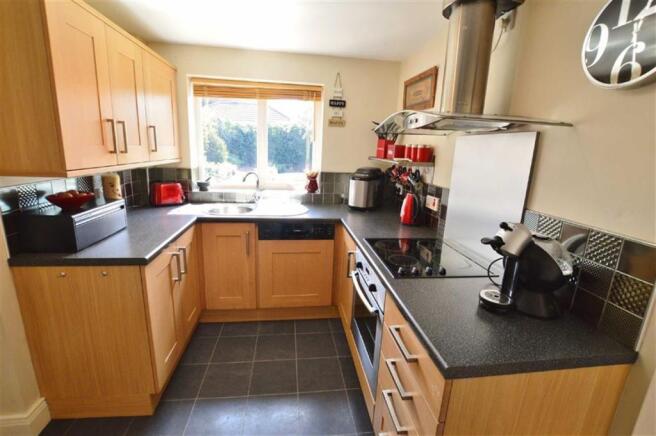 FITTED KITCHEN