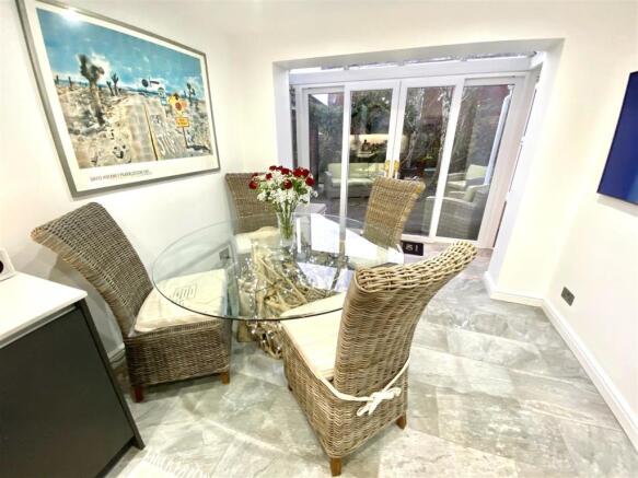 KITCHEN/CONSERVATORY/FAMILY ROOM