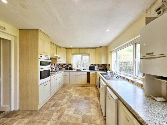 5 bed Detached for sale Image 9