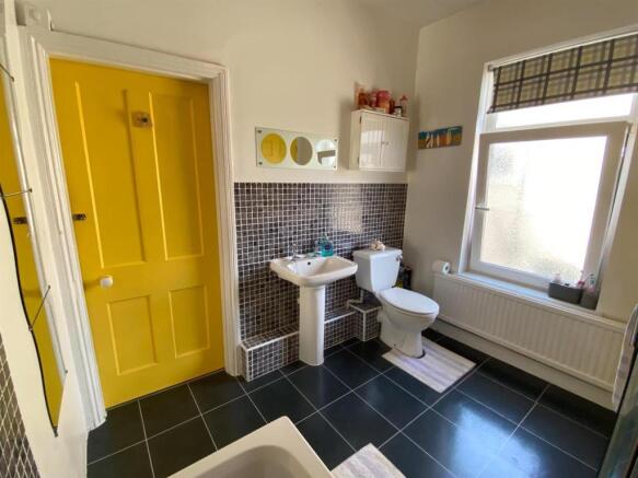 Bathroom (2).jpg