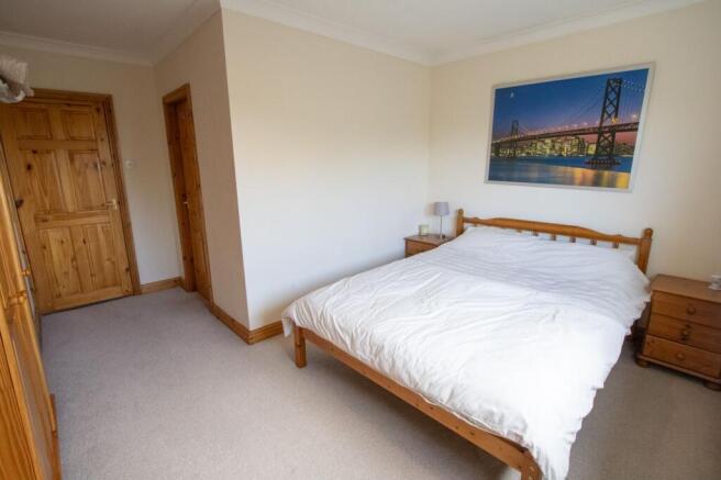 5 bed Detached for sale Image 11