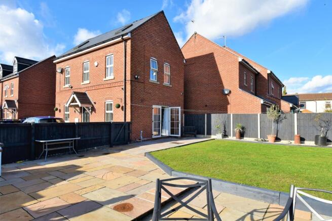 School Croft, Brotherton (5)Patio
