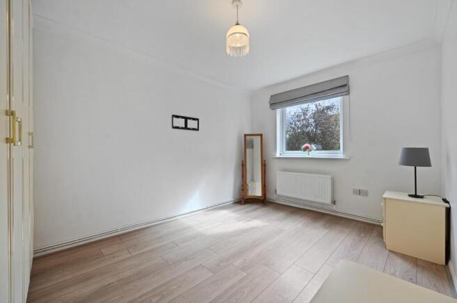 REN - 16 Huxley Close - 6 (1).jpg