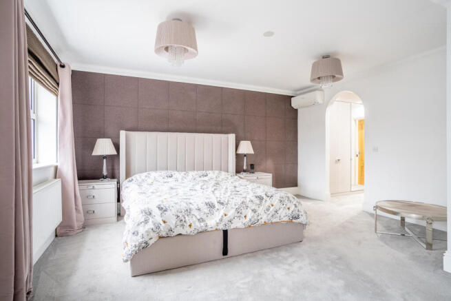 6 bed Detached for sale Image 10
