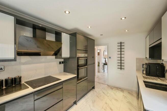 4 bed Detached for sale Image 11