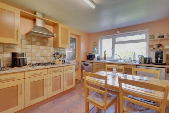 KITCHEN/BREAKFAST