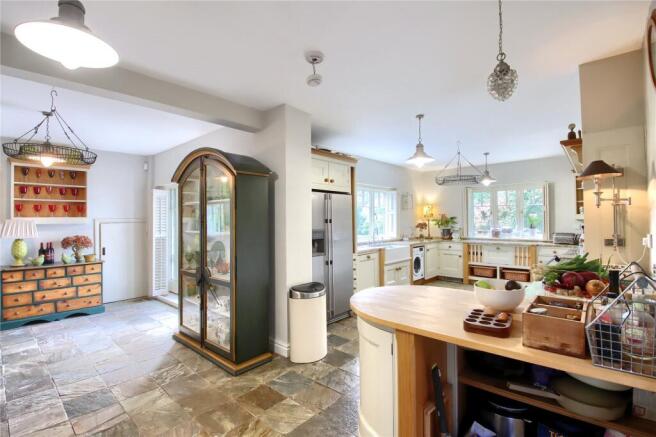 4 bed Detached for sale Image 8