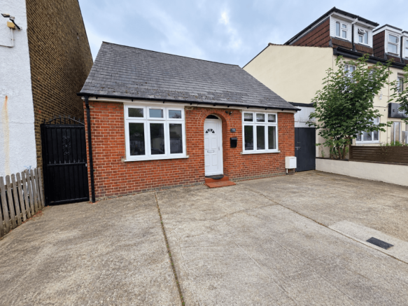 2 Bed Bungalow, Romford RM7
