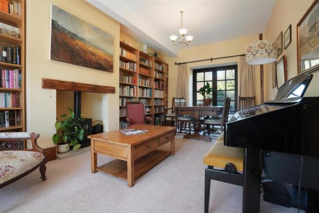 6 bed Semi-Detached for sale Image 10