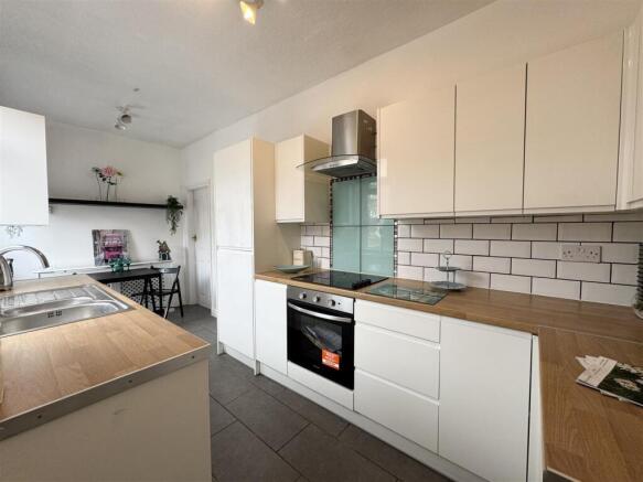 3 bed Terraced to rent Image 5